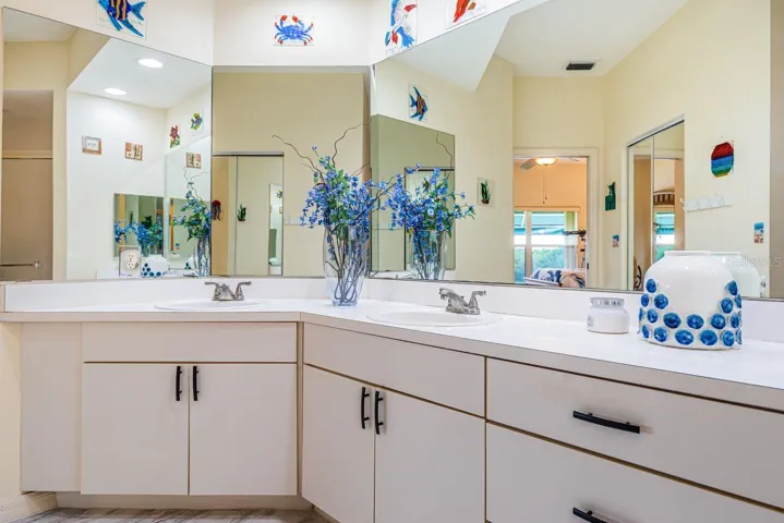 En-suite bath featuring dual sinks and a walk-in shower.