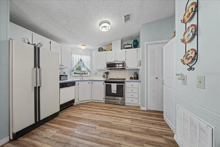 Charming Kitchen to Create & Cook Up Memories