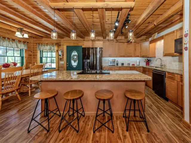 Breakfast bar, kitchen