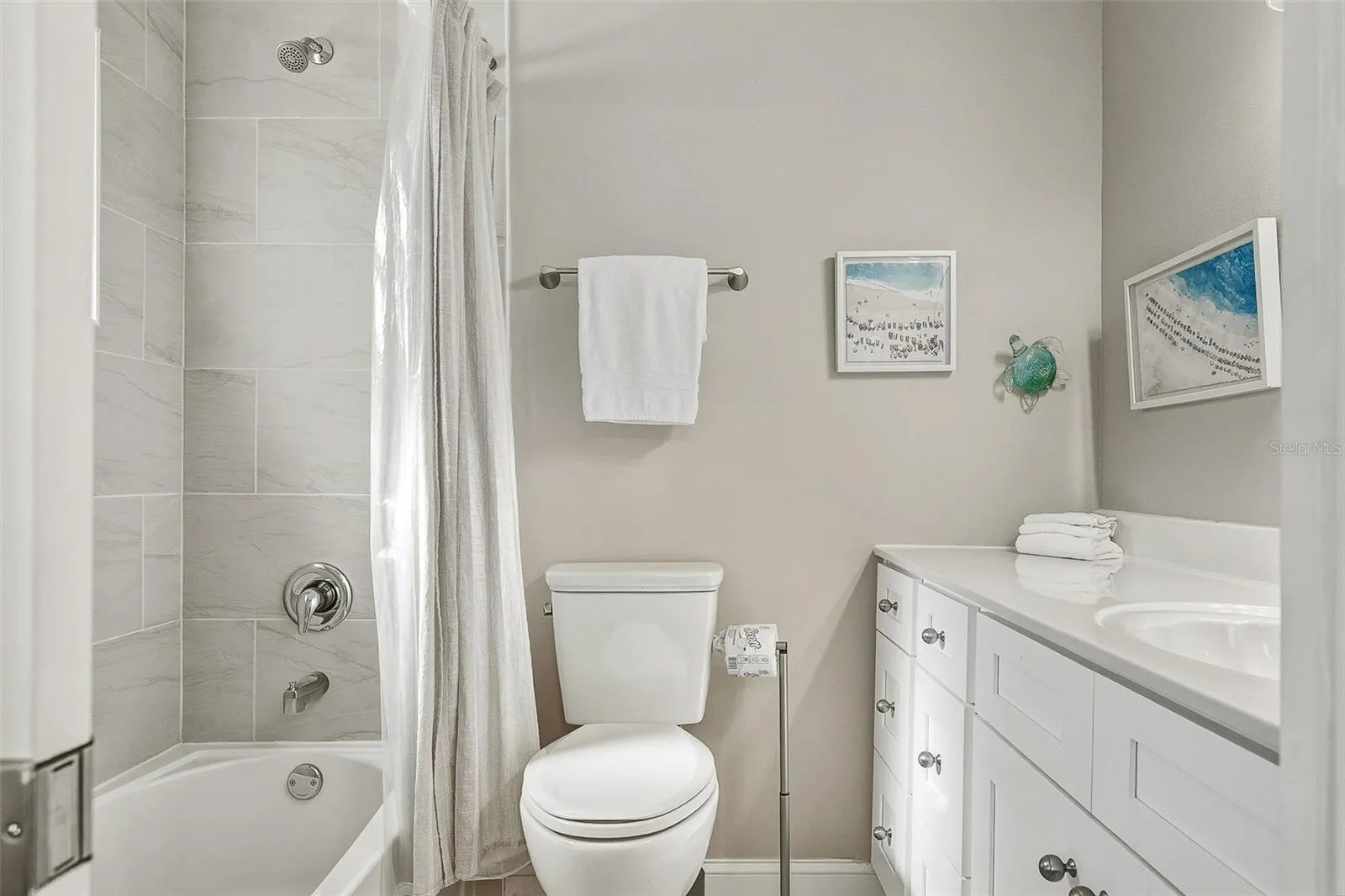 Full guest ensuite bathroom.