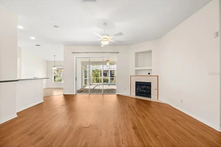 Bright living room ideal for entertaining