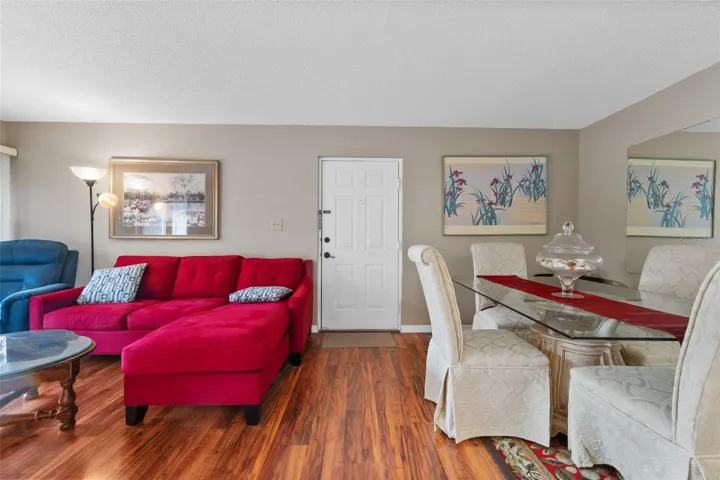 Living room/dining area