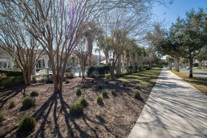 OAKLAND PARK COMMUNITY POOL AND WALKING PATHS
