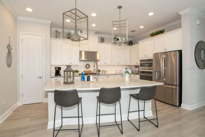 GOURMET KITCHEN WTH SPACIOUS GATHERING BAR