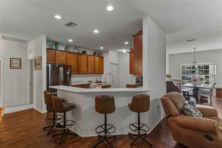 The handy snack bar is perfect for those casual meals.