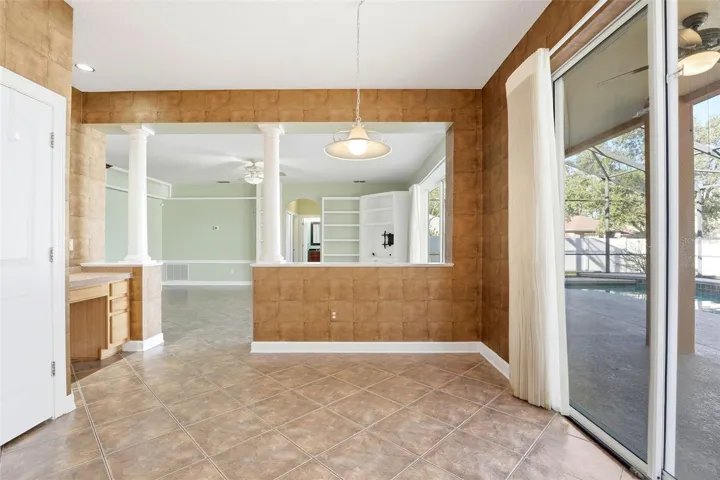 eat-in Kitchen with Built-in Desk/Coffee Bar