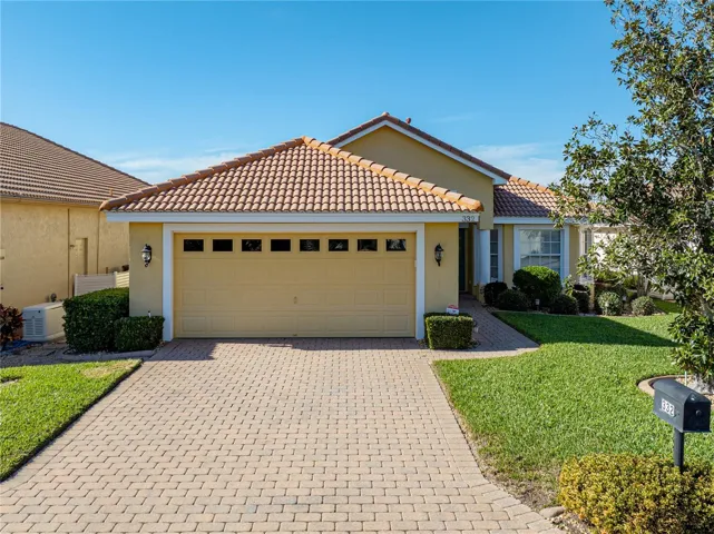 Welcome to 332 Niblick Circle in beautiful Gates of Lake Region.