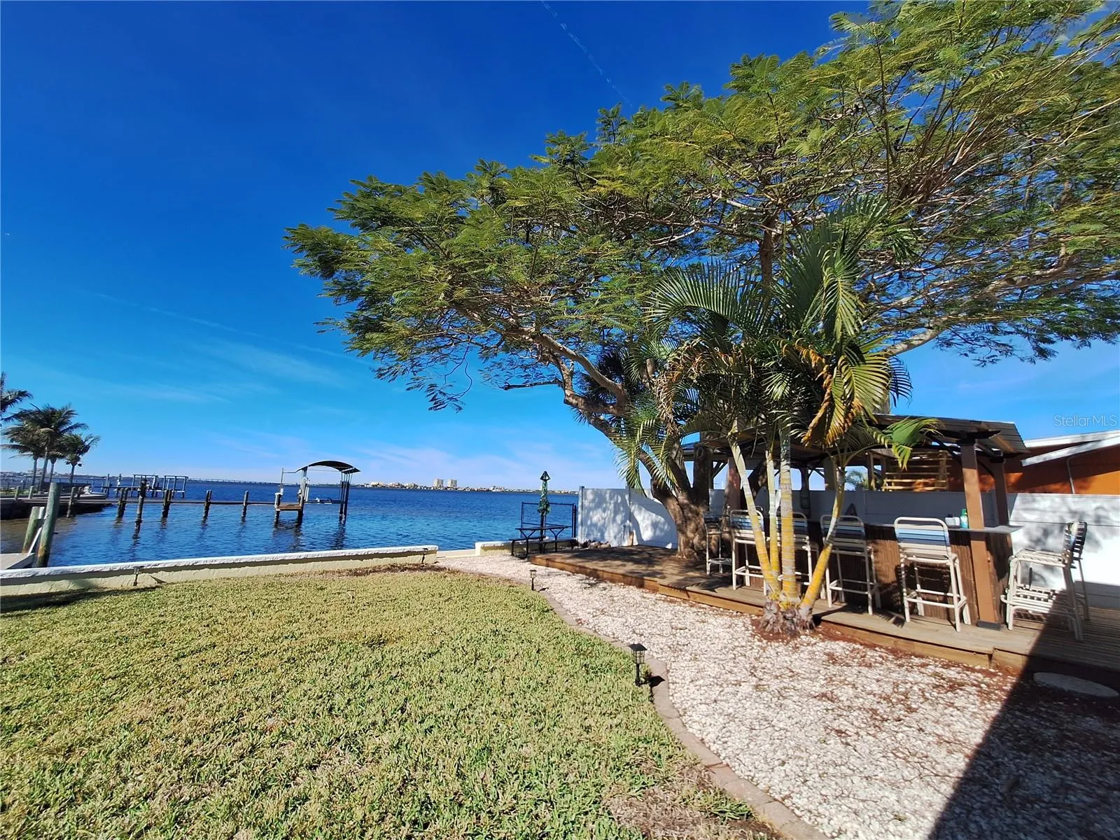 Back yard tiki bar, river views and Royal Poinciana tree