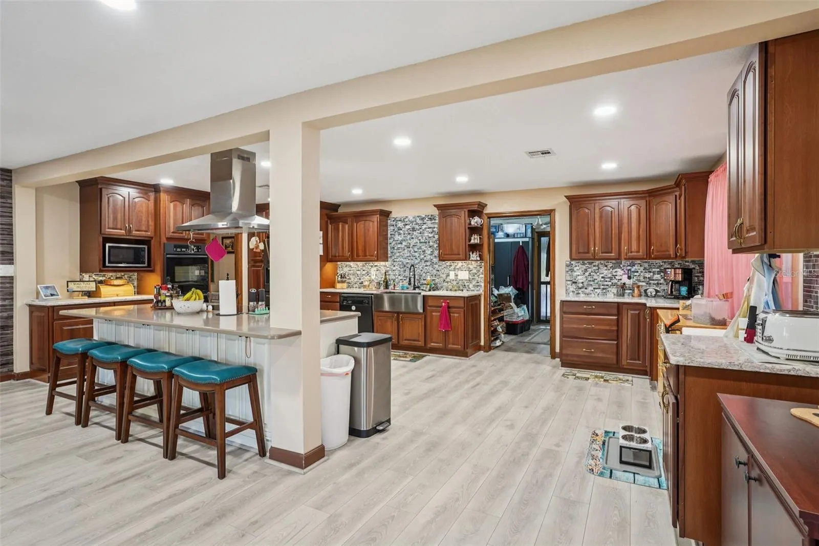 2017 full kitchen with quartz counters, huge sit up island and soft close cabinetry