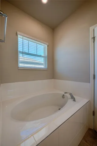 Master - Tub