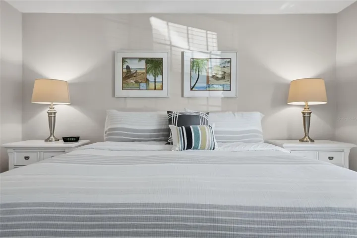 MASTER BEDROOM EASILY FITS KINGSIZE BED