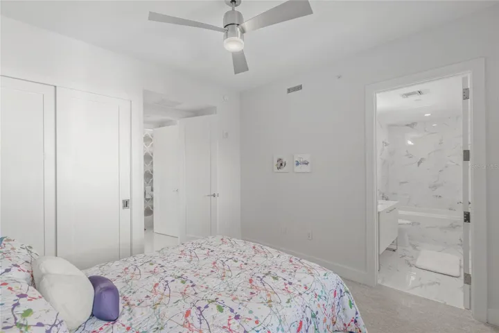 This en-suite 2nd en-suite bedroom is off a private hallway.