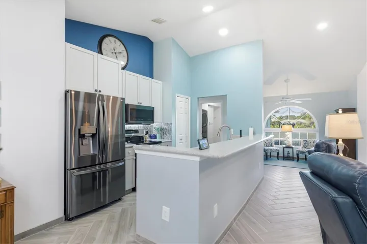 Kitchen w/ Bar