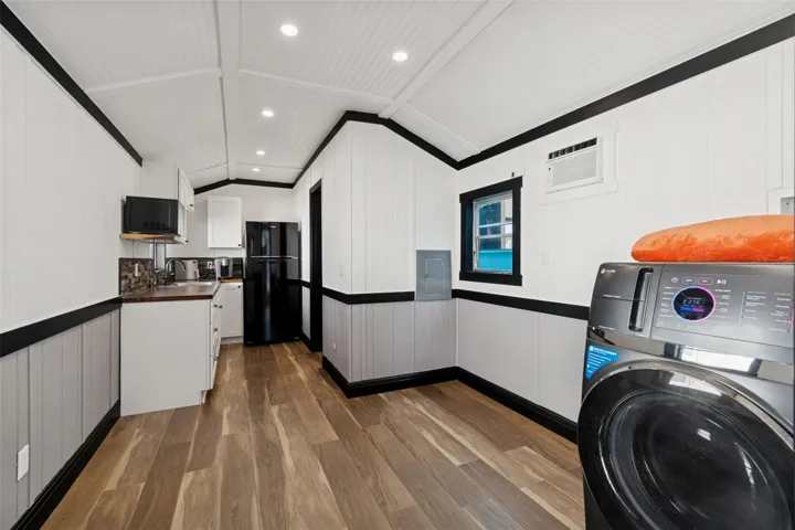 STUDIO LIVING/SLEEPING ROOM COMBO