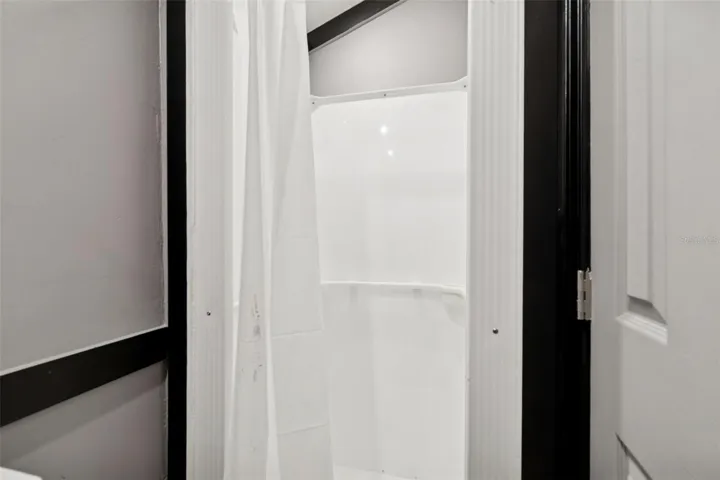 STUDIO SHOWER