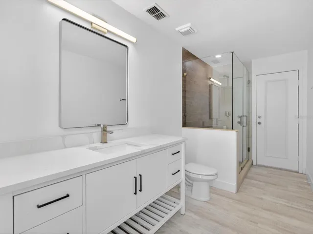 Bathroom 3/ Pool Bathroom