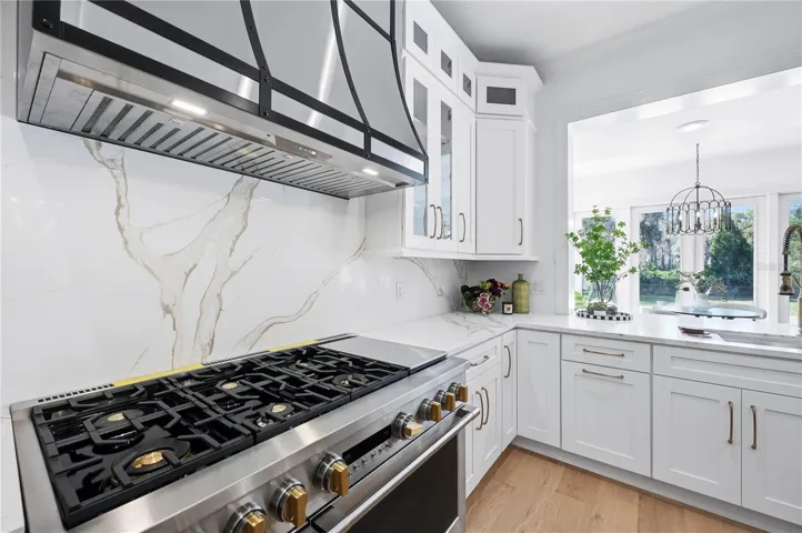 BRAND NEW VIKING GAS RANGE!  Designer hood too!