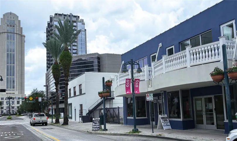 Front view courthouse in background