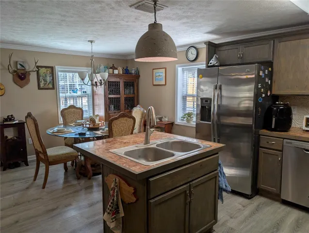 Kitchen/Dining Area