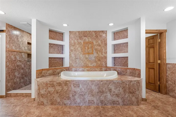 Bathroom Suite - 1st floor