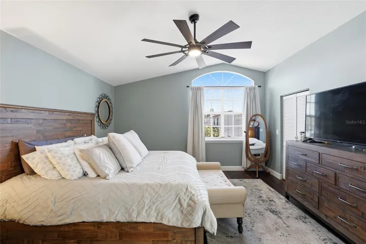 Large owner's suite (king sized bed and walk in closet)