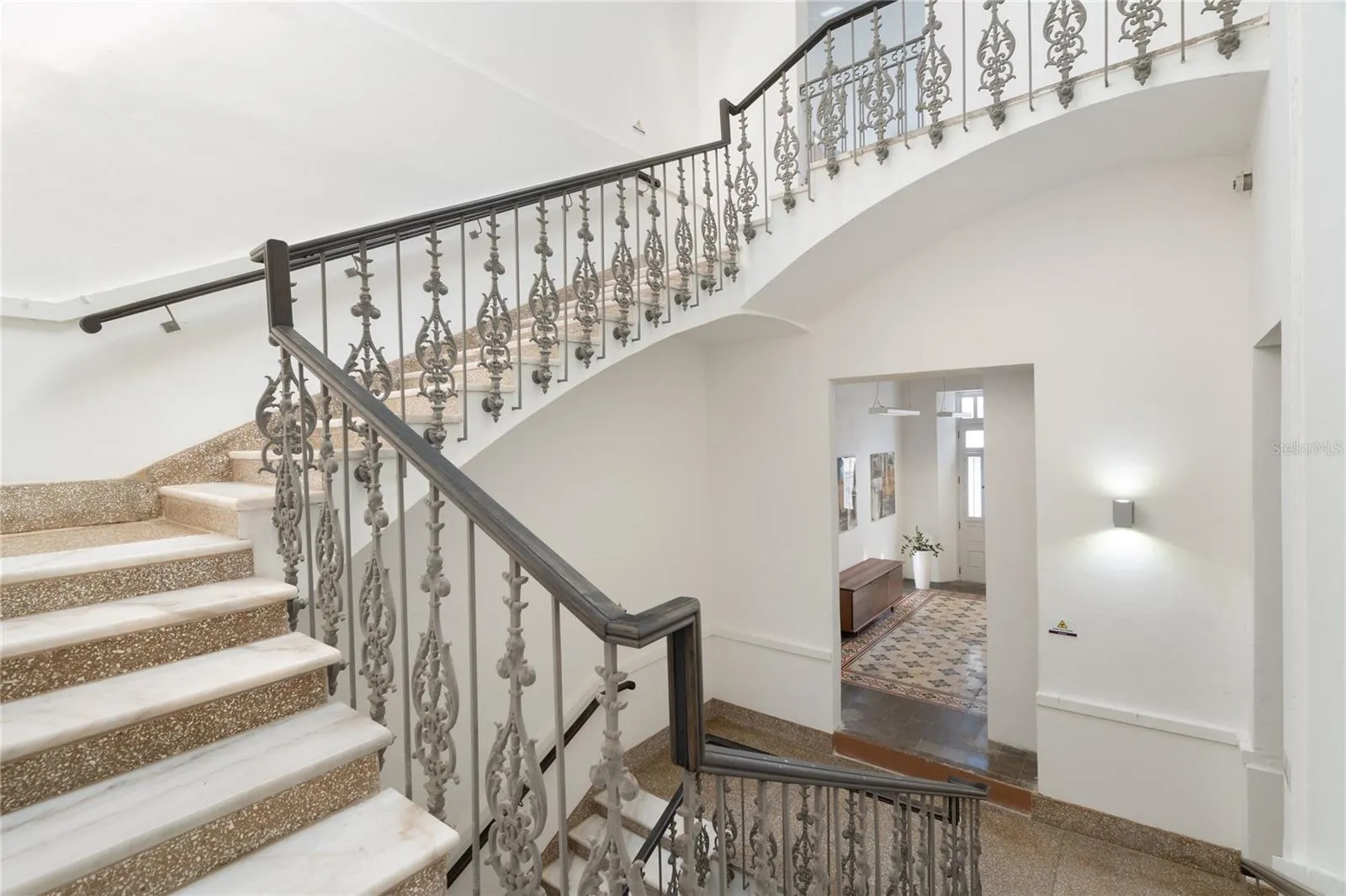 Luna 205 - Grand Stairway
