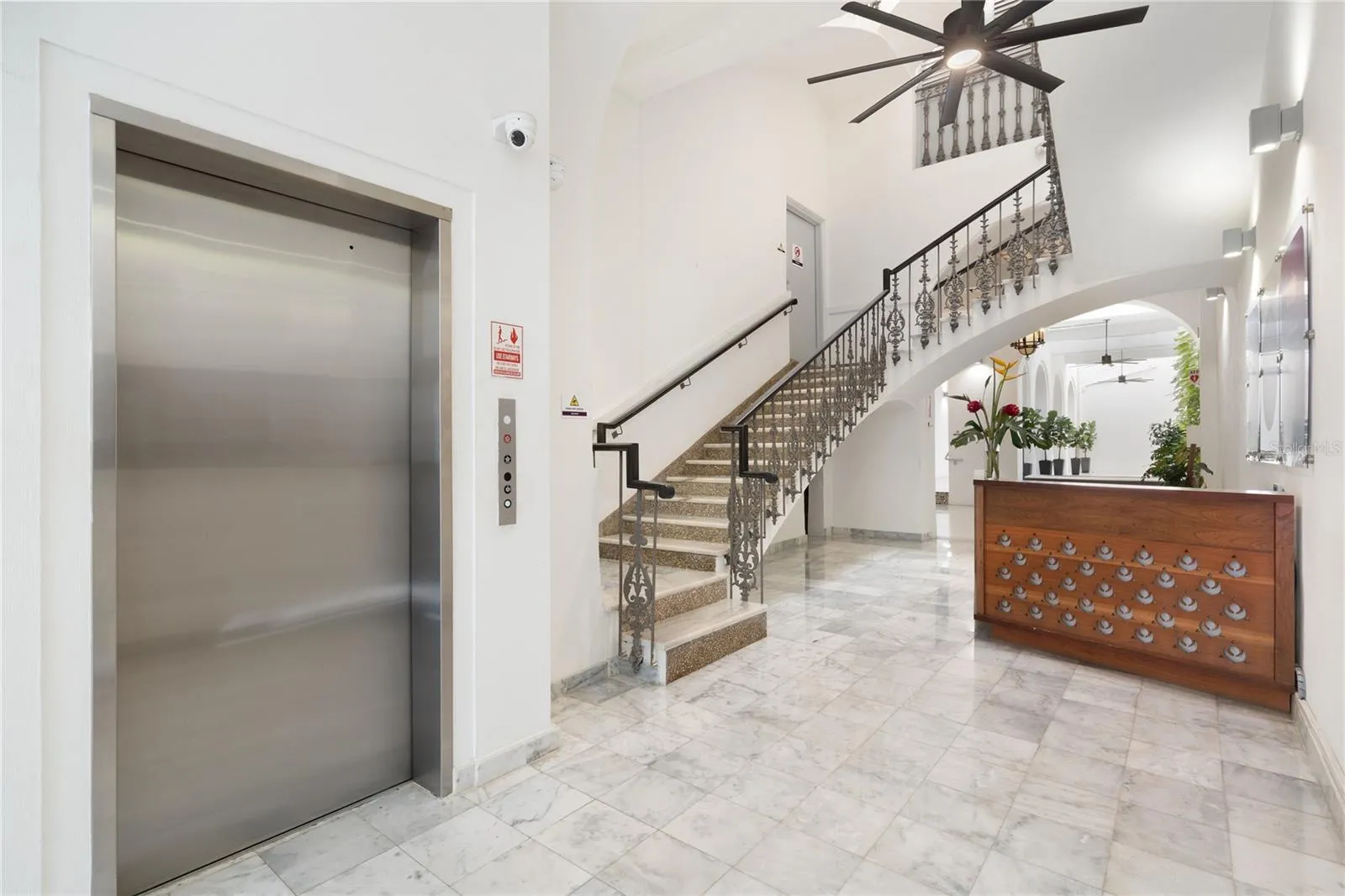 Luna 205 - Lobby & Elevator