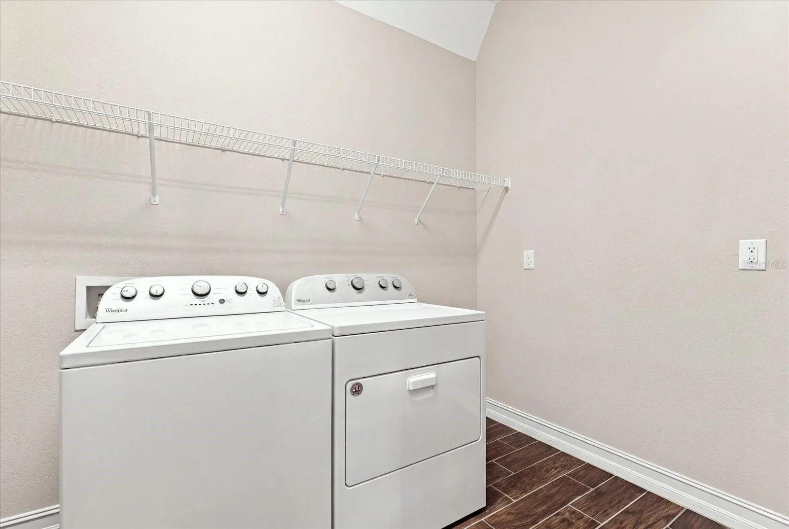 LAUNDRY ROOM OFF KITCHEN/GARAGE