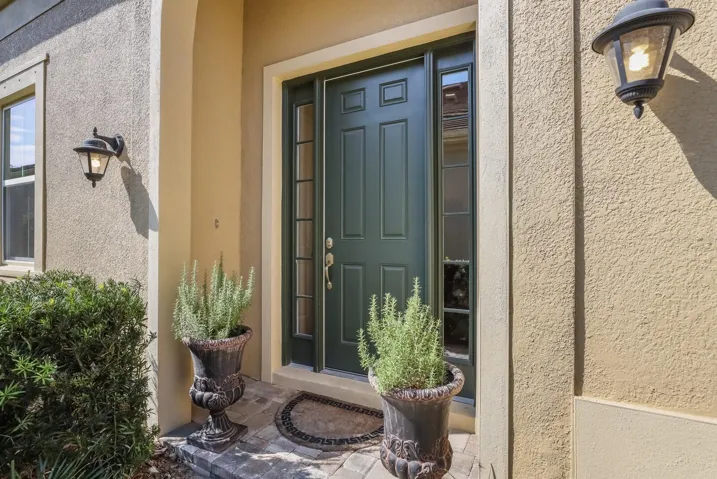PRIVATE ENTRY AND WALKWAY