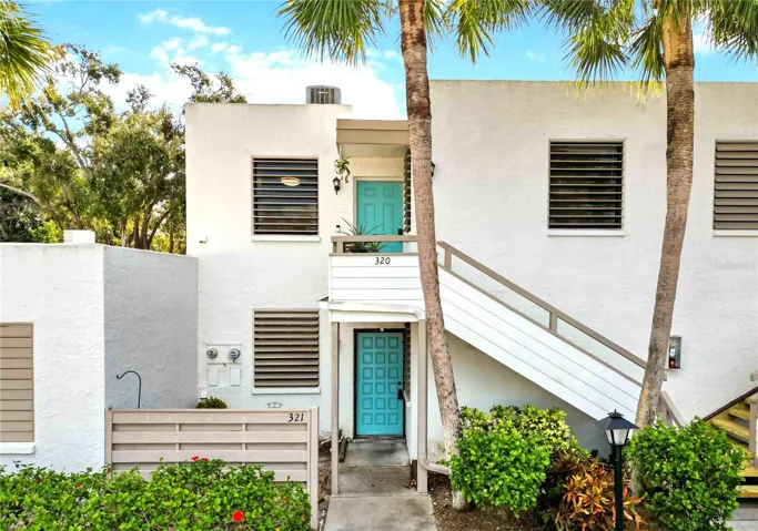 Top Floor unit, lot's of privacy.