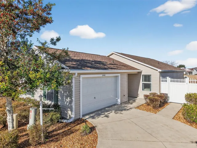 Garage in the front: One car and golf cart