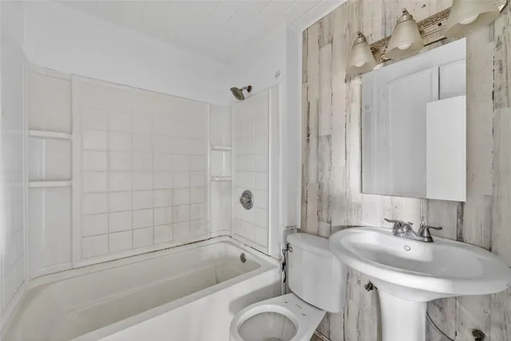 1/1 Lft Unit  Bath