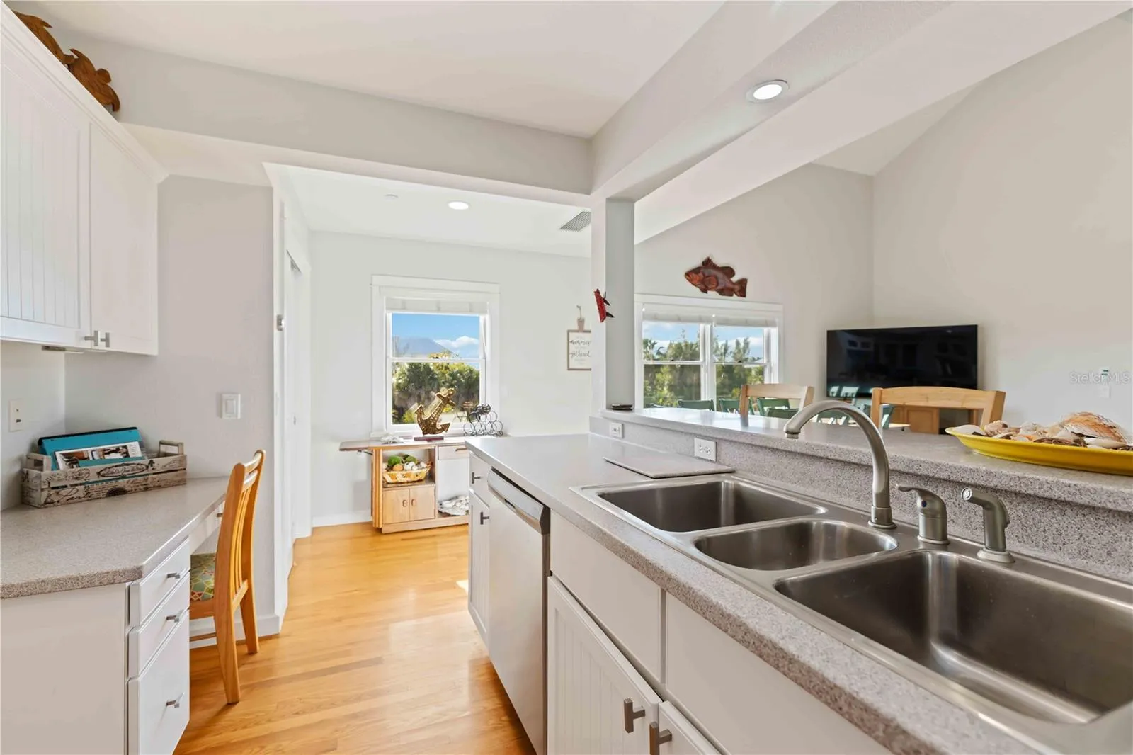 kitchen has built in desk