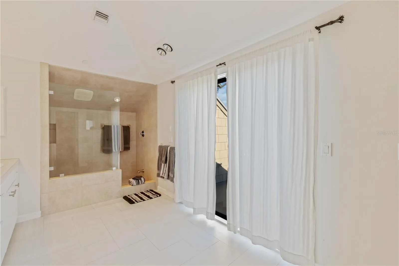 Primary bath w walk in shower
