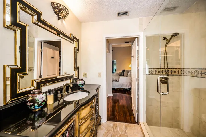 Primary en-suite bath