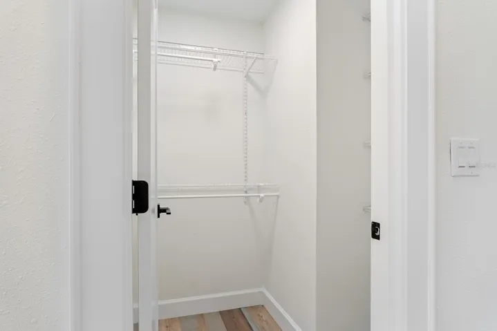 Walk-in Closet 2