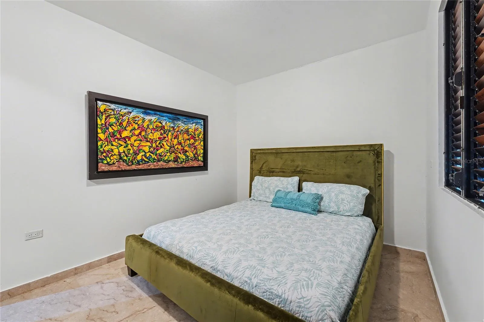 Guest room (5th) or flex room with ensuite bath