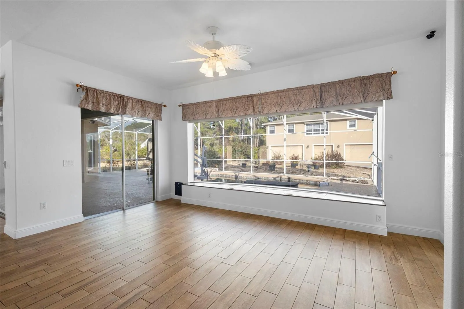 BREAKFAST / DINING NOOK WITH BENCH STORAGE