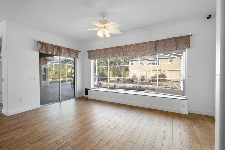 BREAKFAST / DINING NOOK WIT BENCH STORAGE