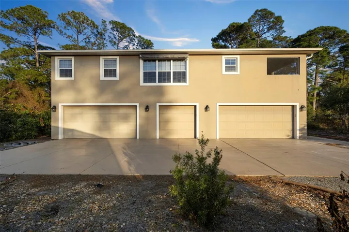 DETACHED ADU W/ 5 CAR GARAGE