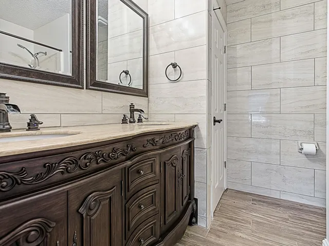 Primary En-Suite with double vanity