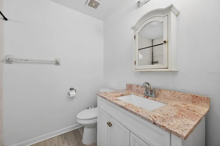Primary en-suite bath.