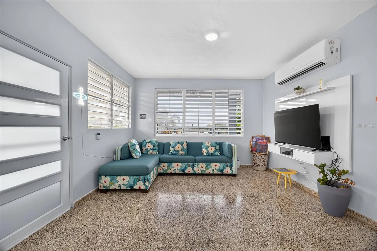 2ND FLOOR LIVING ROOM