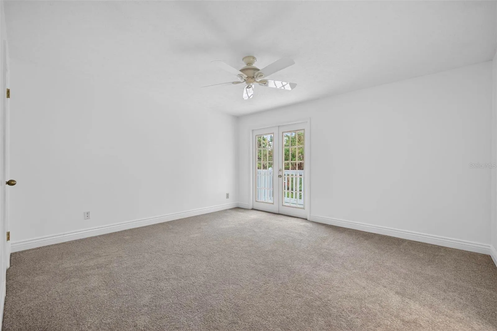 Master suite w/double doors to private balcony