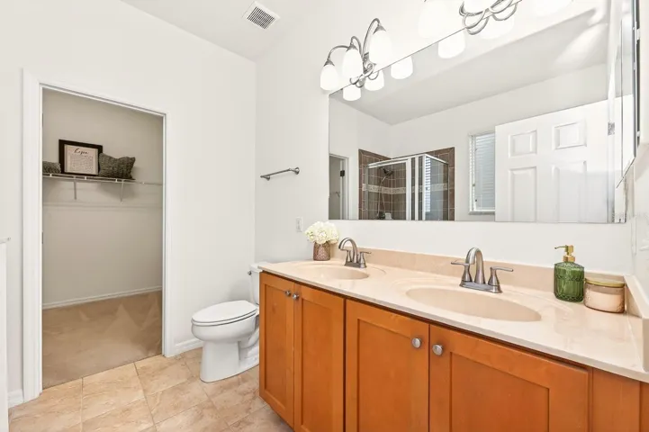 Primary en-suite bath.