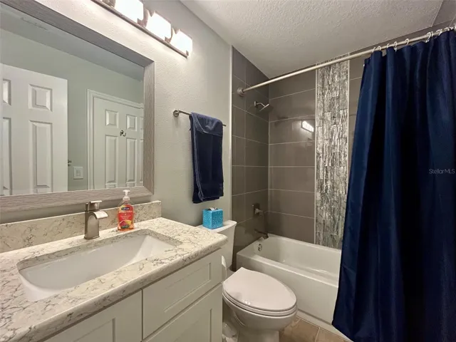 2nd Bath access from 2nd BR & Hall