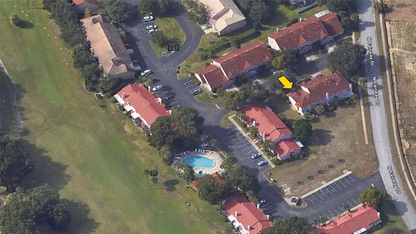 Yellow Arrow Points down Your Front Driveway! |It is Less than 30 Minutes to All Parts Orlando… including DOWNTOWN ORLANDO, The Altamonte Mall, DOWNTOWN WINTER GARDEN or DOWNTOWN MT. DORA…or DOWNTOWN WINTER PARK… the SANFORD Airport and Even the DISNEY/Universal THEME PARKS too! Nice!
