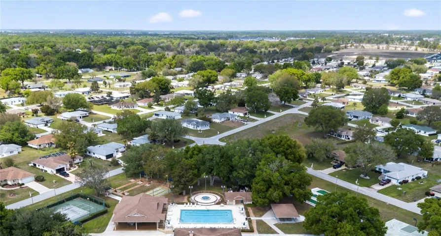 Community Amenities/Large Lots