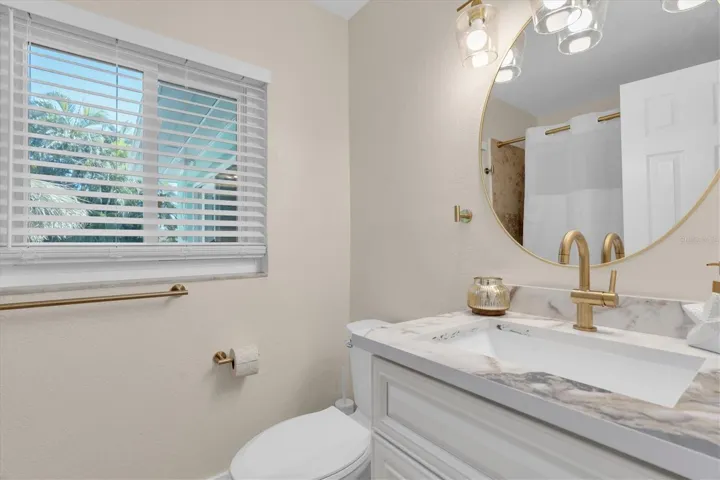 Guest bath w/ bathtub