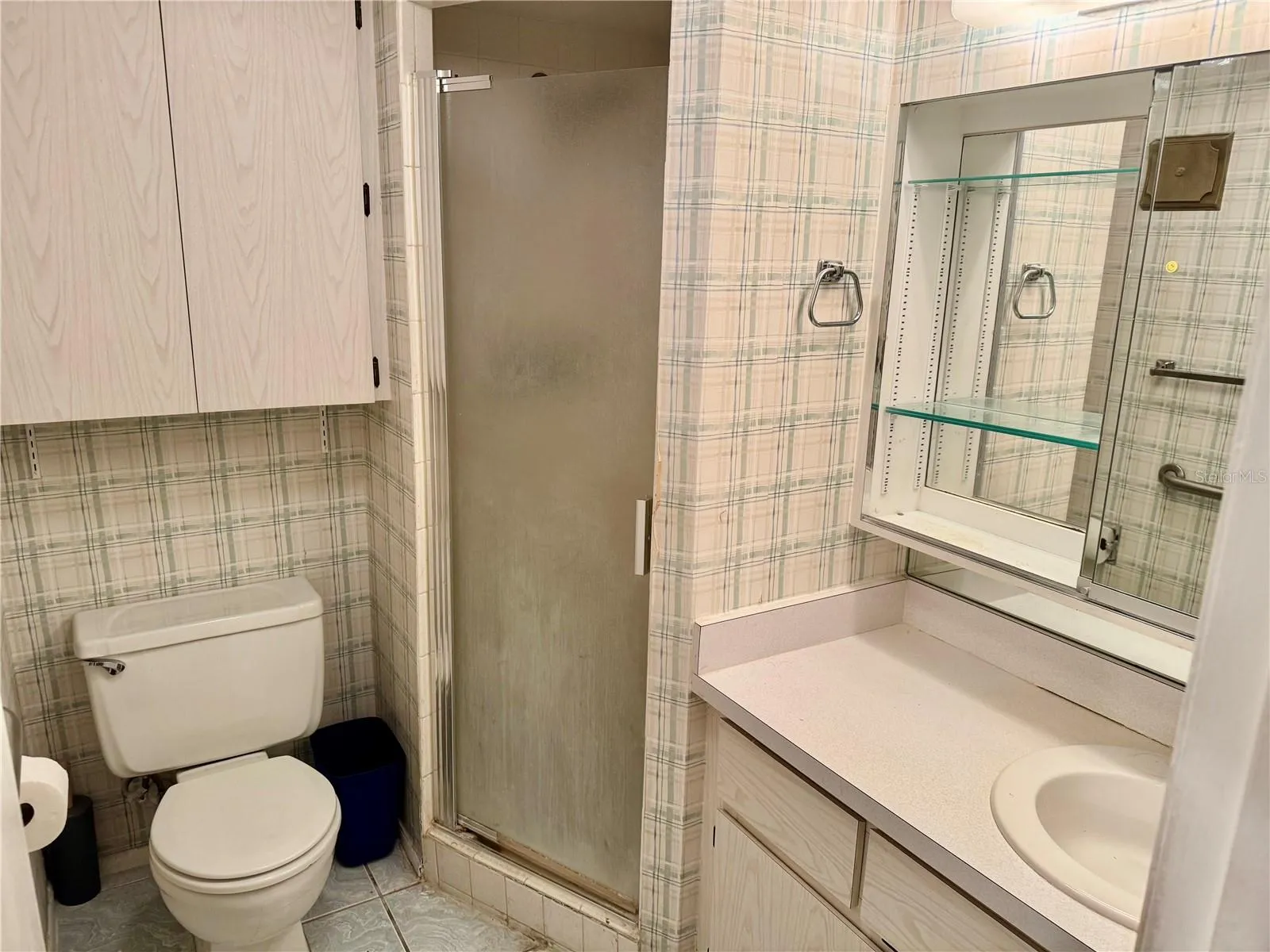 Guest Room en-suite bathroom